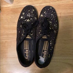 Lightly worn beautiful sneakers, true to size